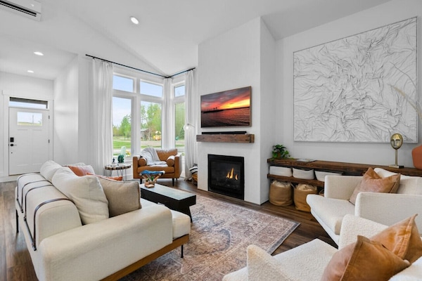 Smart TV, fireplace, books, stereo