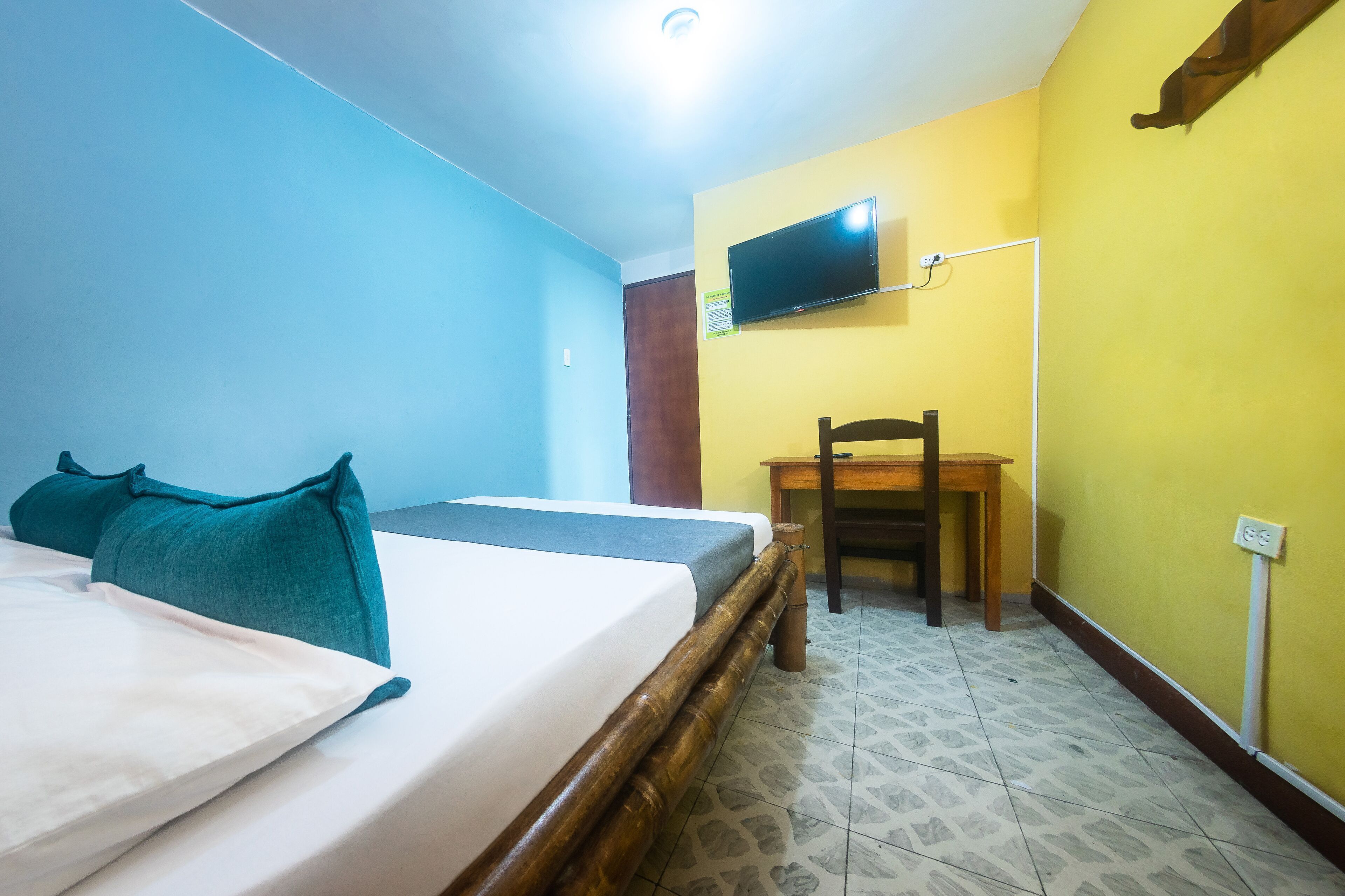 Hypo-allergenic bedding, free WiFi, bed sheets