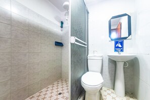 Double or Twin Room | Bathroom | Shower, towels, soap, shampoo - Ayenda Cafetal Arami (Popayán)