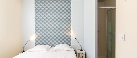 1 chambre, fer et planche à repasser, draps fournis