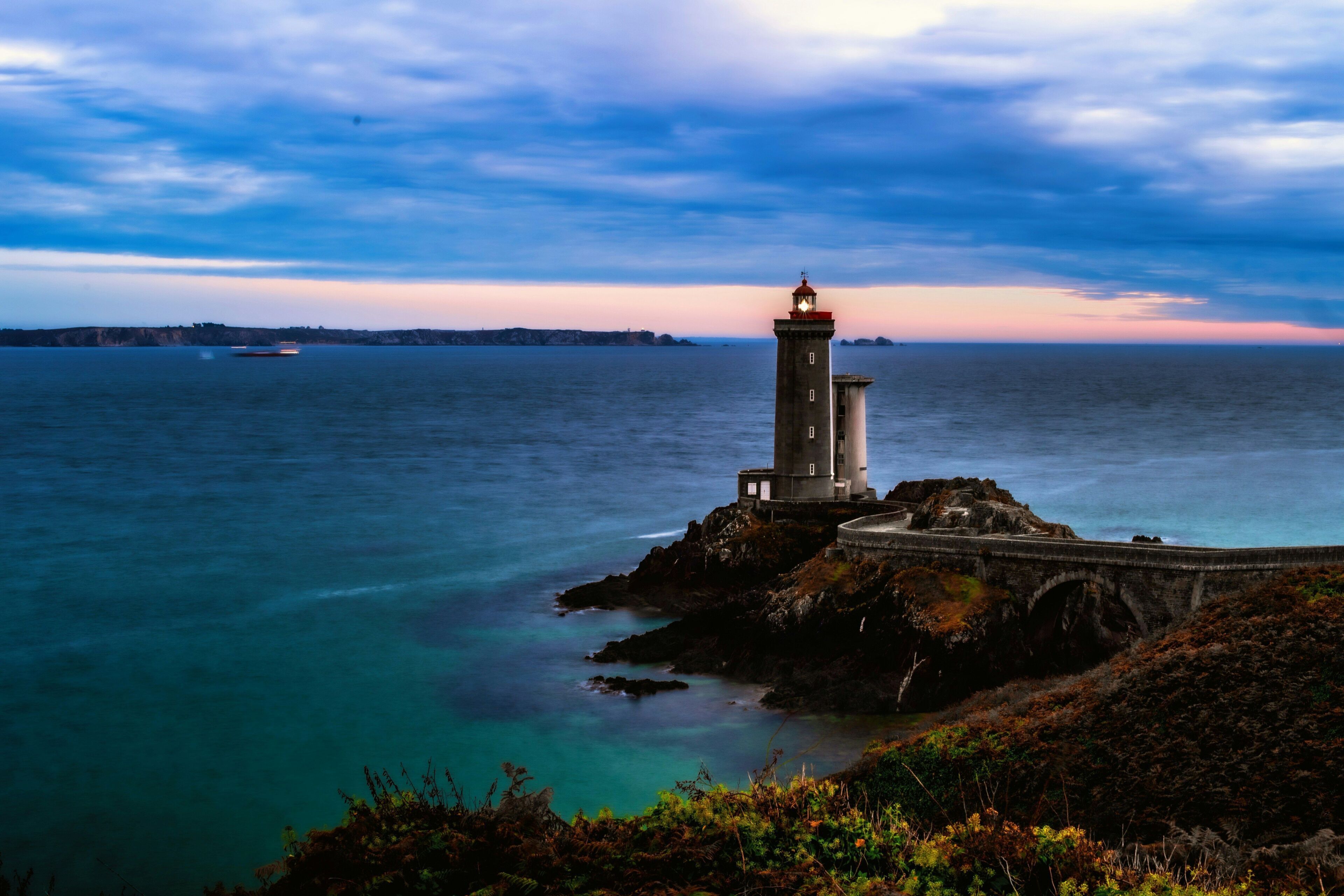 Un phare, perché sur un promontoire rocheux, d’où l’on peut admirer la mer et une côte lointaine.