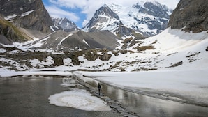 A mountainous landscape with snow-covered peaks and a frozen lake. - Près des pistes ! Appartement spacieux et cosy (PRALOGNAN LA VANOISE)