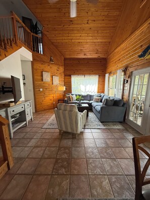 Smart TV, books - Private boat launch, dock, fully fenced yard for your dogs. (Pass Christian)