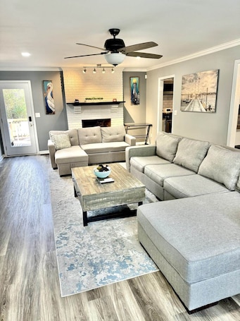 Smart TV y chimenea . Hidden Gem in Porters Neck with Hot Tub+Fire Pit
