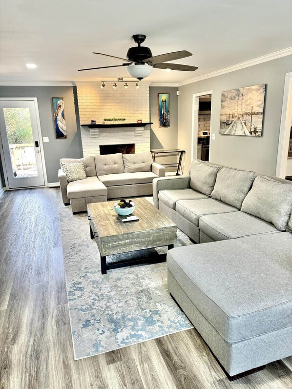 Smart TV, fireplace - Hidden Gem in Porters Neck with Hot Tub+Fire Pit (Wilmington)