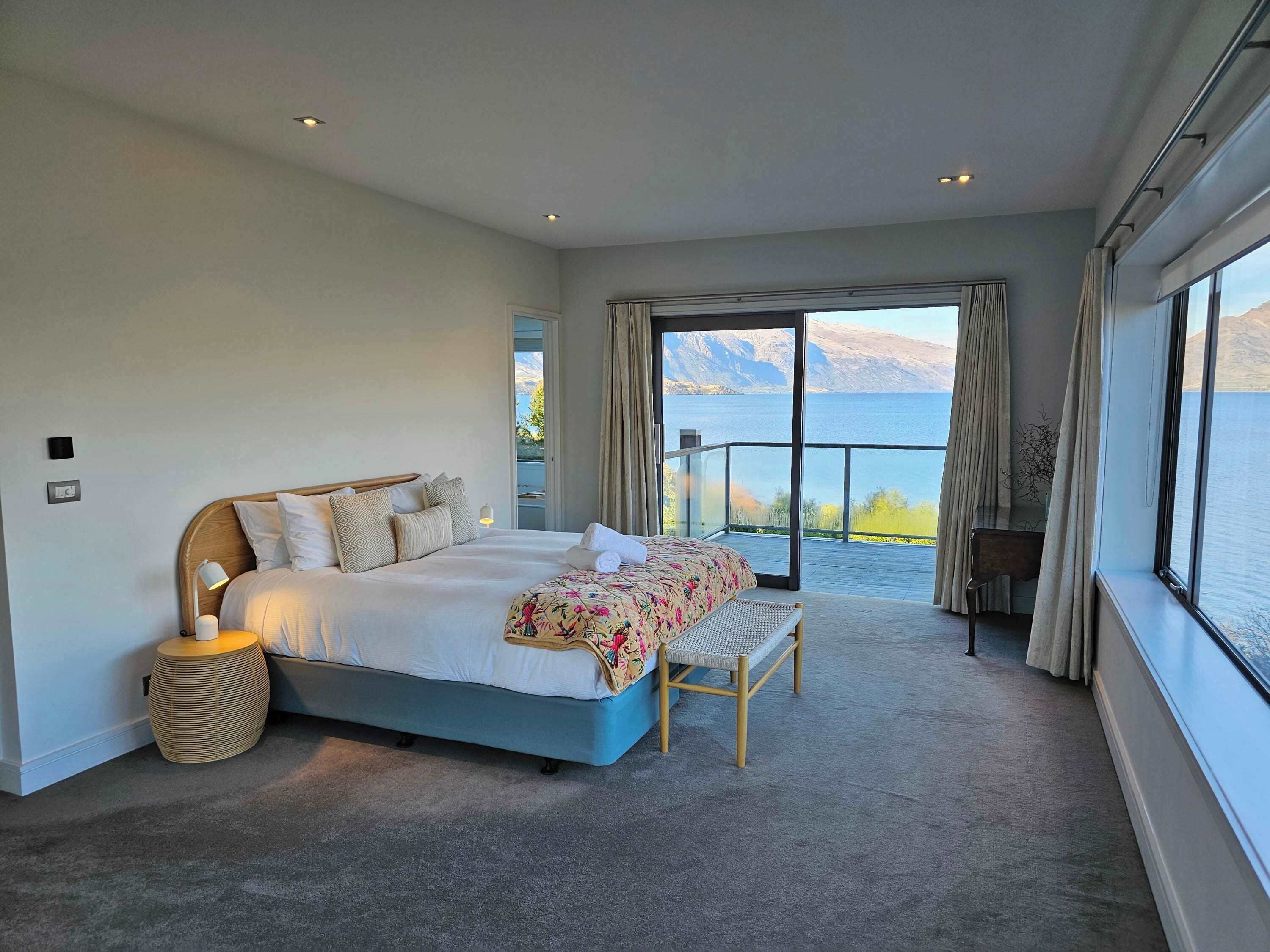 3 chambres, bureau, fer et planche à repasser, lit parapluie