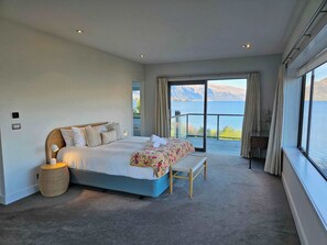 3 bedrooms, desk, iron/ironing board, travel cot - Private Retreat - Stunning Lake & Mountain Views! (Queenstown)