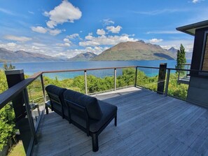Terrace/patio - Private Retreat - Stunning Lake & Mountain Views! (Queenstown)