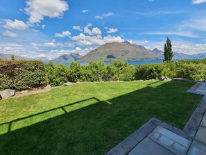 Property grounds - Private Retreat - Stunning Lake & Mountain Views! (Queenstown)