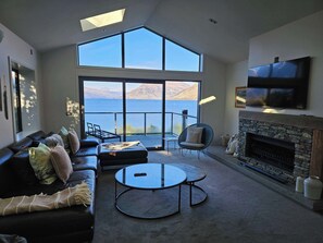 TV, fireplace, stereo, offices - Private Retreat - Stunning Lake & Mountain Views! (Queenstown)
