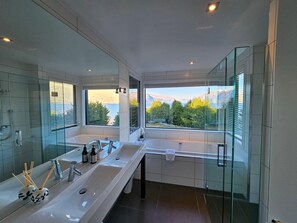 Badewanne, Haartrockner, Handtücher