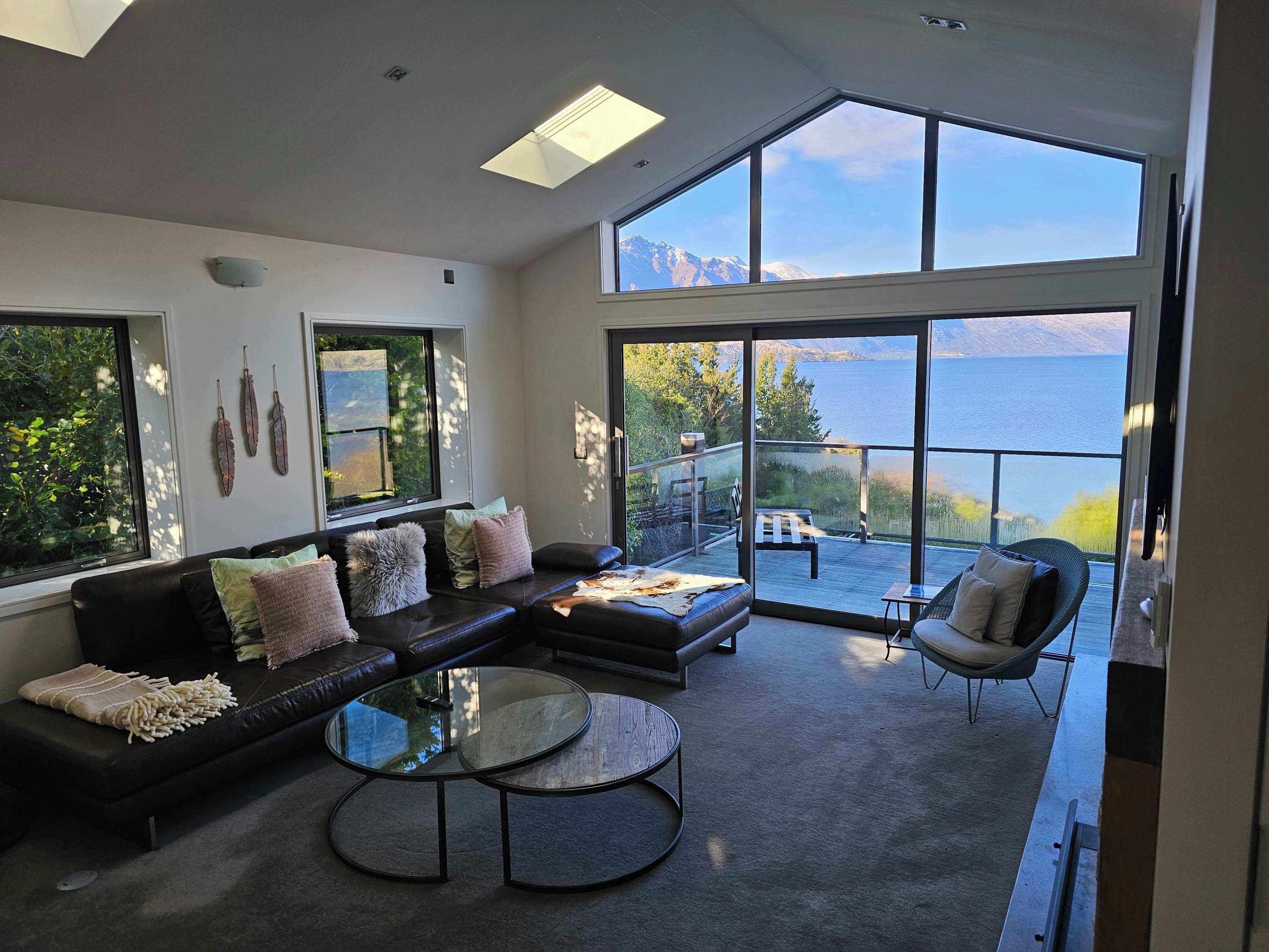 Télévision, cheminée, chaîne hi-fi, espaces bureaux