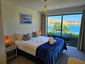 4 bedrooms, desk, iron/ironing board, travel cot - Queenstown Townhouse - Fabulous Alpine Views! (Queenstown)