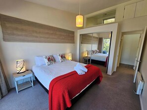 8 Schlafzimmer, Schreibtisch, Bügeleisen/Bügelbrett, Reisekinderbett