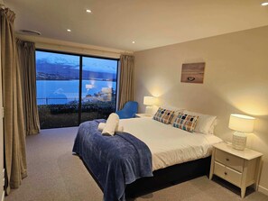 8 bedrooms, desk, iron/ironing board, travel crib - Spectacular Views & Comfort in Queenstown! (Queenstown)