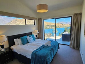 8 Schlafzimmer, Schreibtisch, Bügeleisen/Bügelbrett, Reisekinderbett