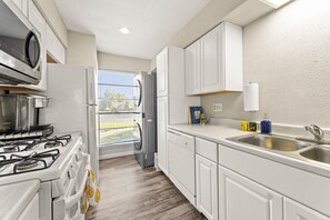 Fridge, microwave, oven, stovetop - Bright, welcoming home minutes from Q2 + Domain (Austin)