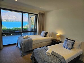 4 bedrooms, desk, iron/ironing board, travel cot - Stunning Views - Queenstown Townhouse (Queenstown)