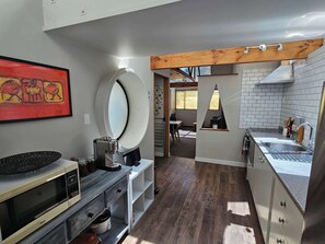 Frigorífico, microondas, horno y placa de cocina