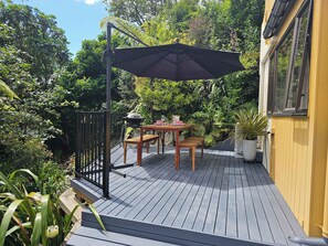 Outdoor dining - Beautiful Apartment Surrounded by Native Bush (Picton)