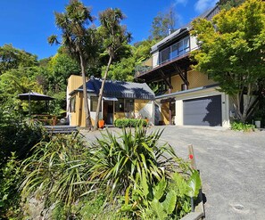 Exterior - Beautiful Apartment Surrounded by Native Bush (Picton)