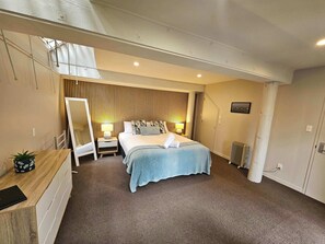 1 bedroom, iron/ironing board, travel crib, WiFi - Beautiful Apartment Surrounded by Native Bush (Picton)