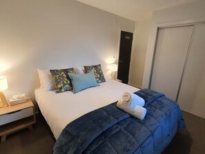 2 bedrooms, iron/ironing board, travel cot, WiFi - Apartment in the Heart of Queenstown (Queenstown)
