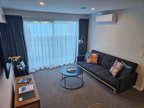 TV - Apartment in the Heart of Queenstown (Queenstown)