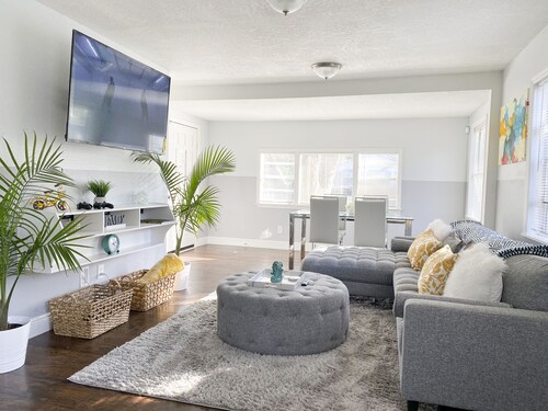 Renovated Home near Bucsh Gardens