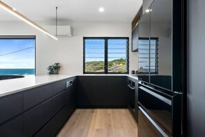 Fridge, microwave, oven, stovetop - SPECTACULAR "THREE BAYS" (Coolum Beach)