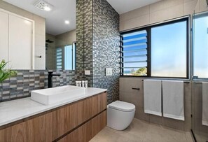 Shower, hair dryer, towels - SPECTACULAR "THREE BAYS" (Coolum Beach)