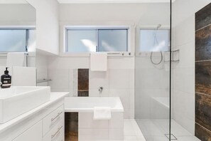 Dusche, Haartrockner, Handtücher