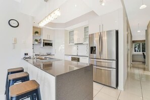 Refrigerador, microondas, horno y parrilla de estufa 