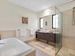 Bathtub, hair dryer, towels, shampoo - Wilderness House l Infinity Pool & Views (Kulangoor)