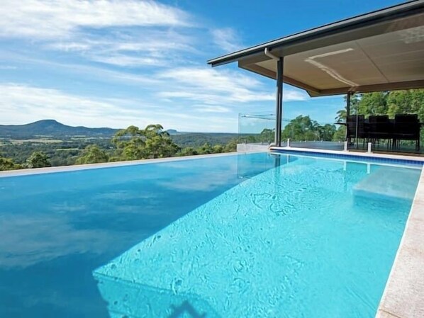 Una piscina con vistas al paisaje.