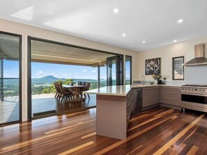 Fridge, microwave, oven, stovetop - Wilderness House l Infinity Pool & Views (Kulangoor)