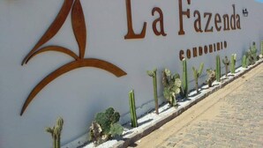 A sign for La Fandez with a stylized logo and the name 'La Fandez' in large letters. - Hospedagens La Fazenda Canoa Quebrada (Aracati)
