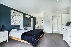 5 bedrooms, desk, iron/ironing board, free WiFi