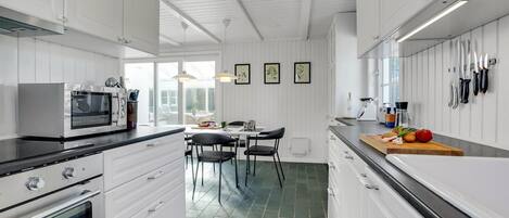 Kjøleskap, kokeplater, oppvaskmaskin og kaffetrakter/tekoker