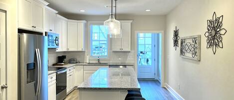 Refrigerador, microondas, horno, placa de cocina