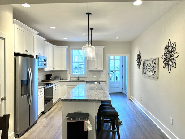 Fridge, microwave, oven, stovetop - SEC House--2025 FB game weekends include 4 endzone tickets 2 night min-sleeps 8 (Auburn)