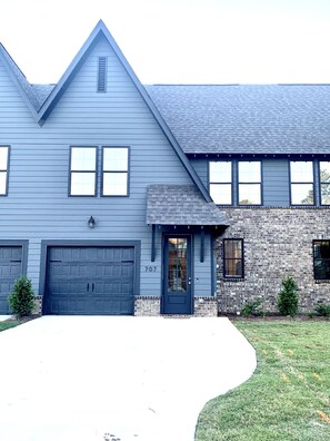 Exterior - SEC House--2025 FB game weekends include 4 endzone tickets 2 night min-sleeps 8 (Auburn)