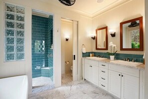 Bathtub, hair dryer, towels, soap - Gorgeous Poipu Villa with Pool & Spa + Ocean Views (Koloa)