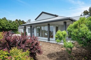 Exterior - "The Rest Retreat" 3 Bed, 2 Bath - 15 mins to CBD. (Kingston)