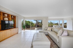 TV, offices - "The Rest Retreat" 3 Bed, 2 Bath - 15 mins to CBD. (Kingston)