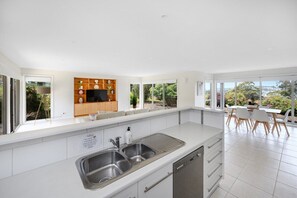 Fridge, microwave, oven, stovetop - "The Rest Retreat" 3 Bed, 2 Bath - 15 mins to CBD. (Kingston)