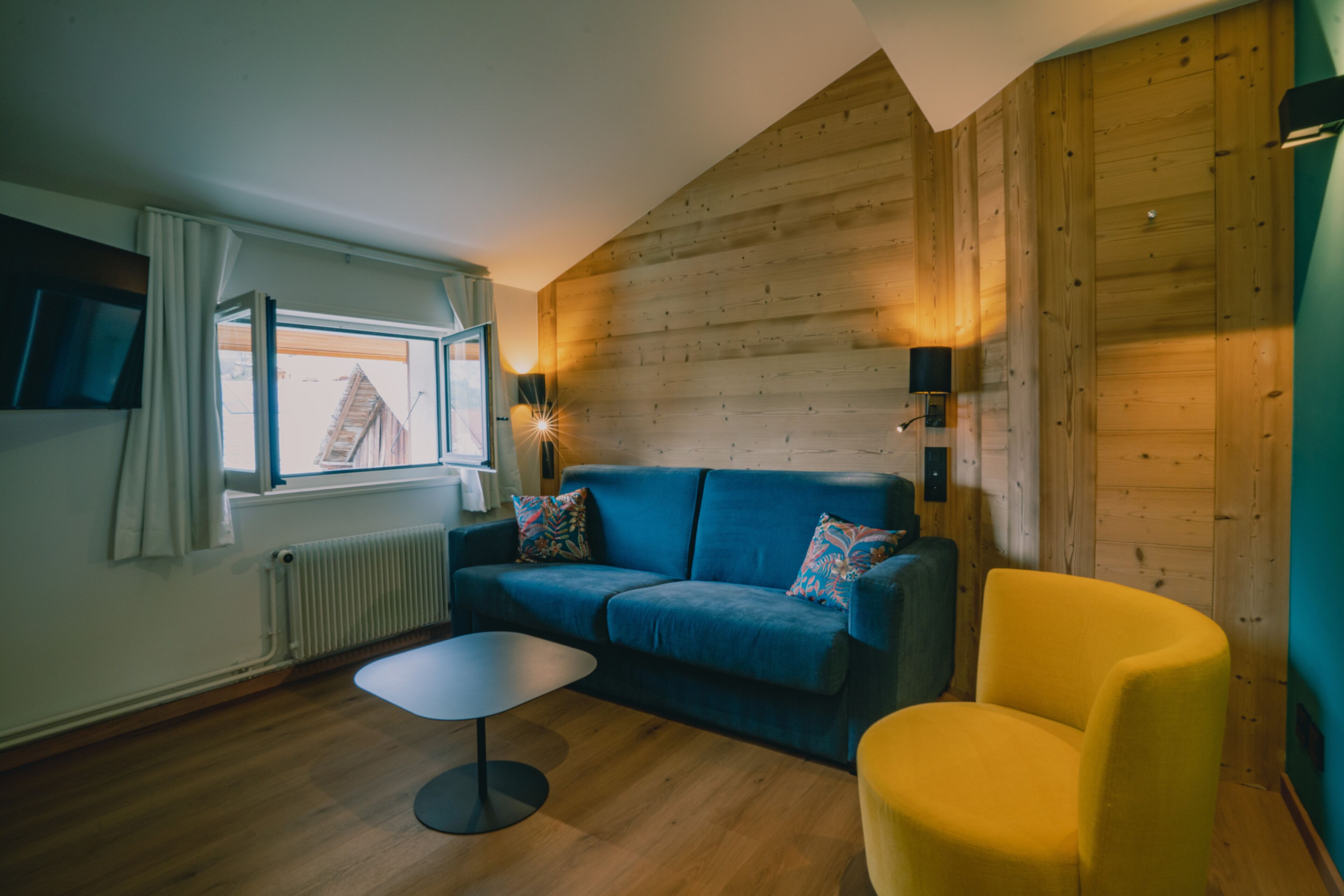 Junior suite | Woonruimte | Een 43-inch smart-tv met kabelzenders en een televisie