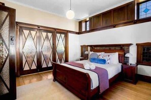 3 habitaciones, escritorio y tabla de planchar con plancha 