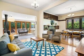 TV, offices - "Little Halcyon"Inner City Home 3 Bed+Parking (South Hobart)