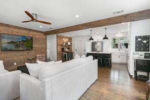 TV - The Rosemary | Charming 2/2 | Full Kitchen | Fire Pit | Child Friendly (Fredericksburg)